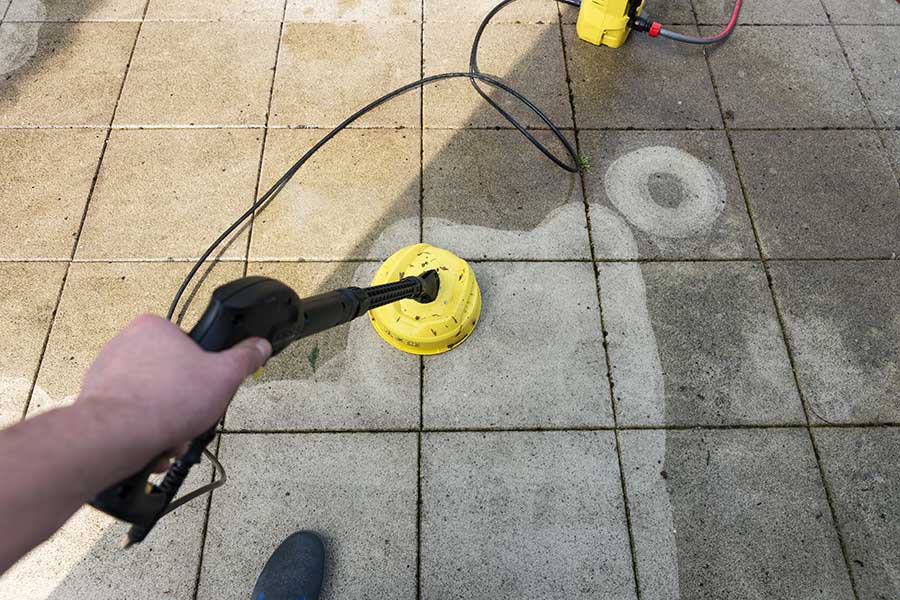 Washing dirt and algae from paving before winter